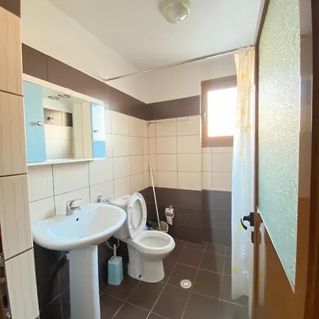Summerland Apartment *